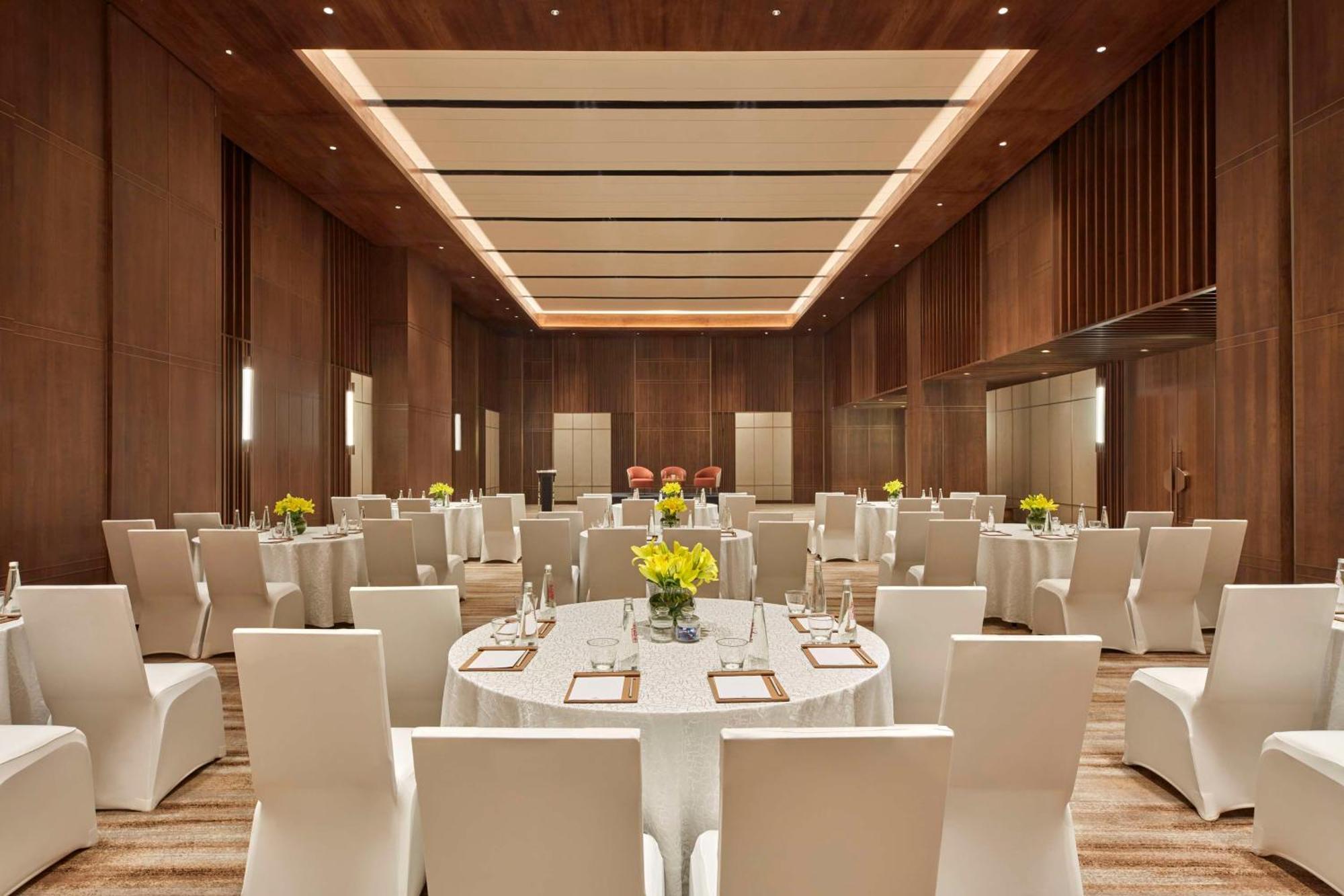 Hilton Gurugram Baani City Centre Gurgaon Exterior foto